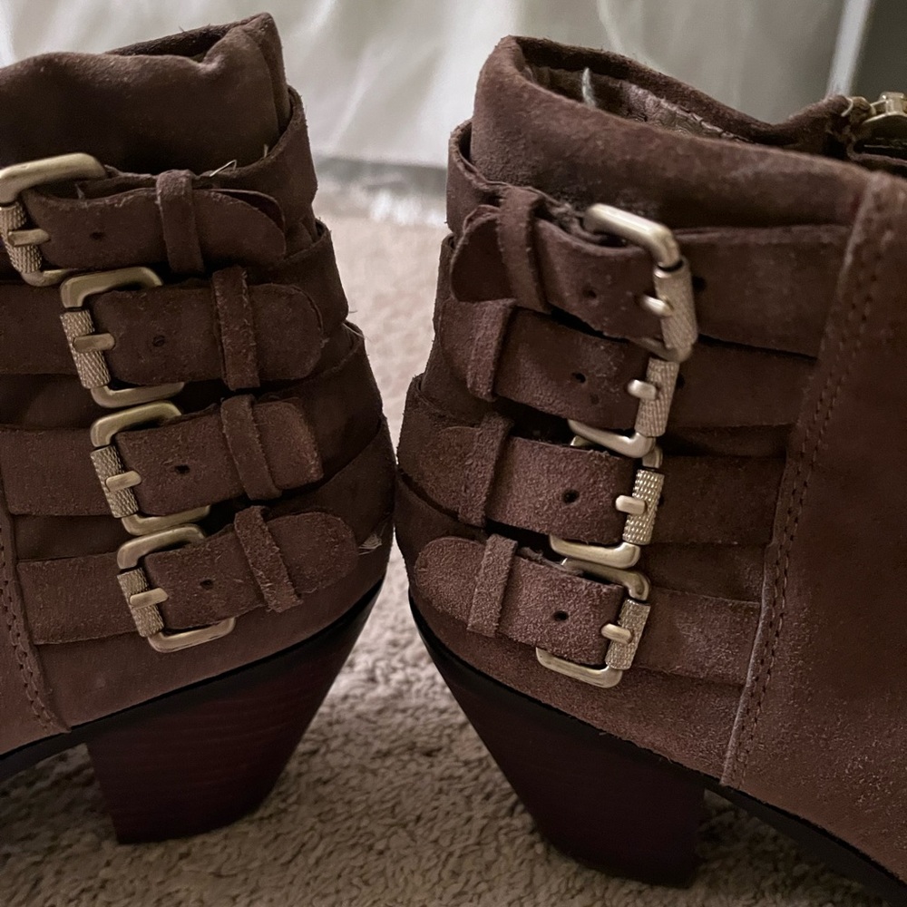Booties because….they’re hot🔥
You can do some fun “kickin”around in these. Taupe